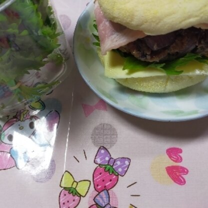 ハンバーガー♪♪紫蘇も美味しいですね＼(^^)／左側は｢しそカテゴリー｣の時にsweetsちゃんに教わったしその保存方法です♪♪今でも紫蘇を購入の時はやってます